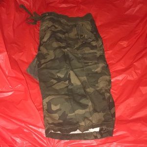 Old Navy camo capris in xxl⭐️😬